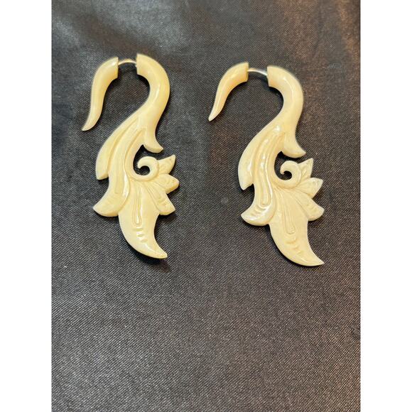 None and/or Unknown Jewelry - Carved Bone Tribal Scroll Earrings 3.25 in Long 14 g Pair Vintage